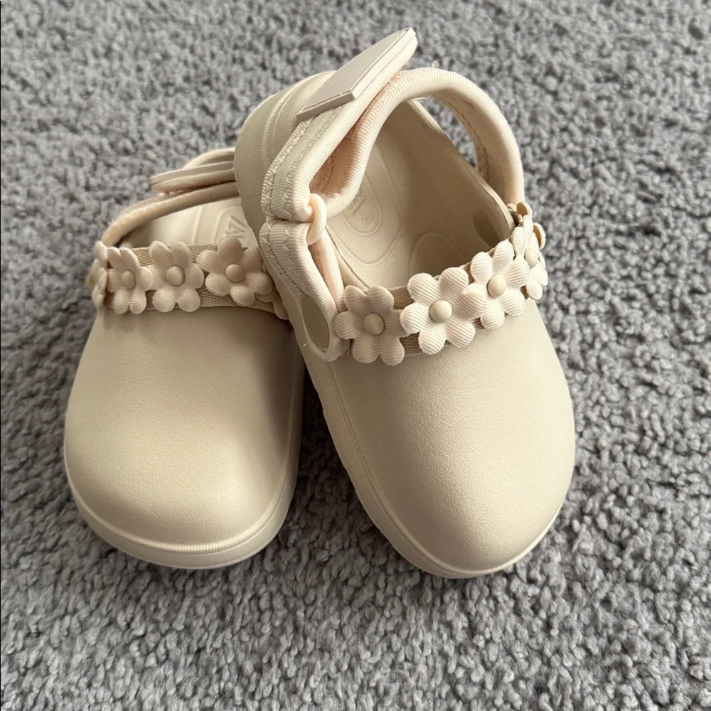 Zara Kids Beige Floral Strap Rubber Clog - Size 23 (US 6.5/7) - Picture 2 of 4